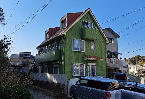 外壁カバー工法施工前、緑色の外壁