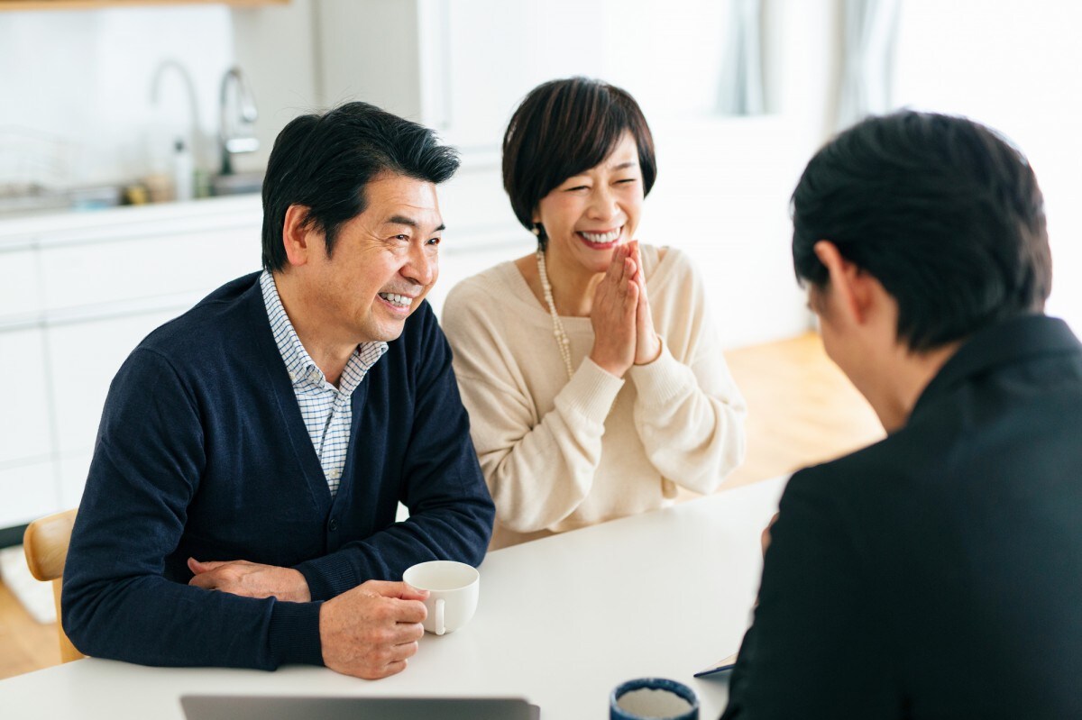 営業担当者と対面で相談する夫婦