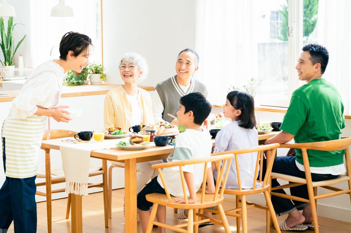 食事をする三世代の家族