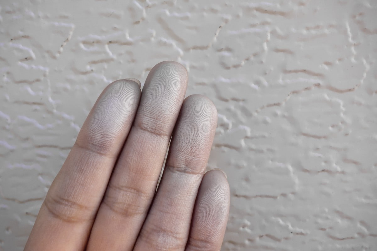 チョーキングによってついた白い粉