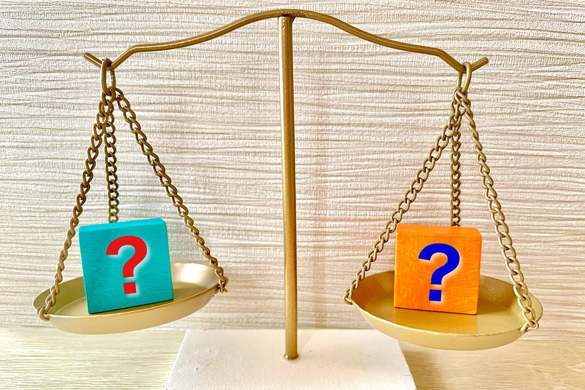 2つを天秤にかけるのイメージ