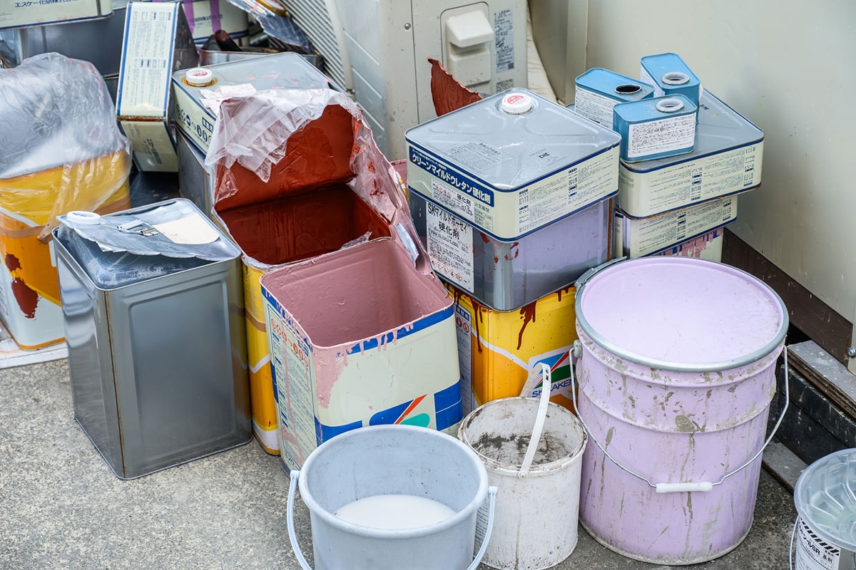 塗装工事で使われる塗料缶が並んだ様子