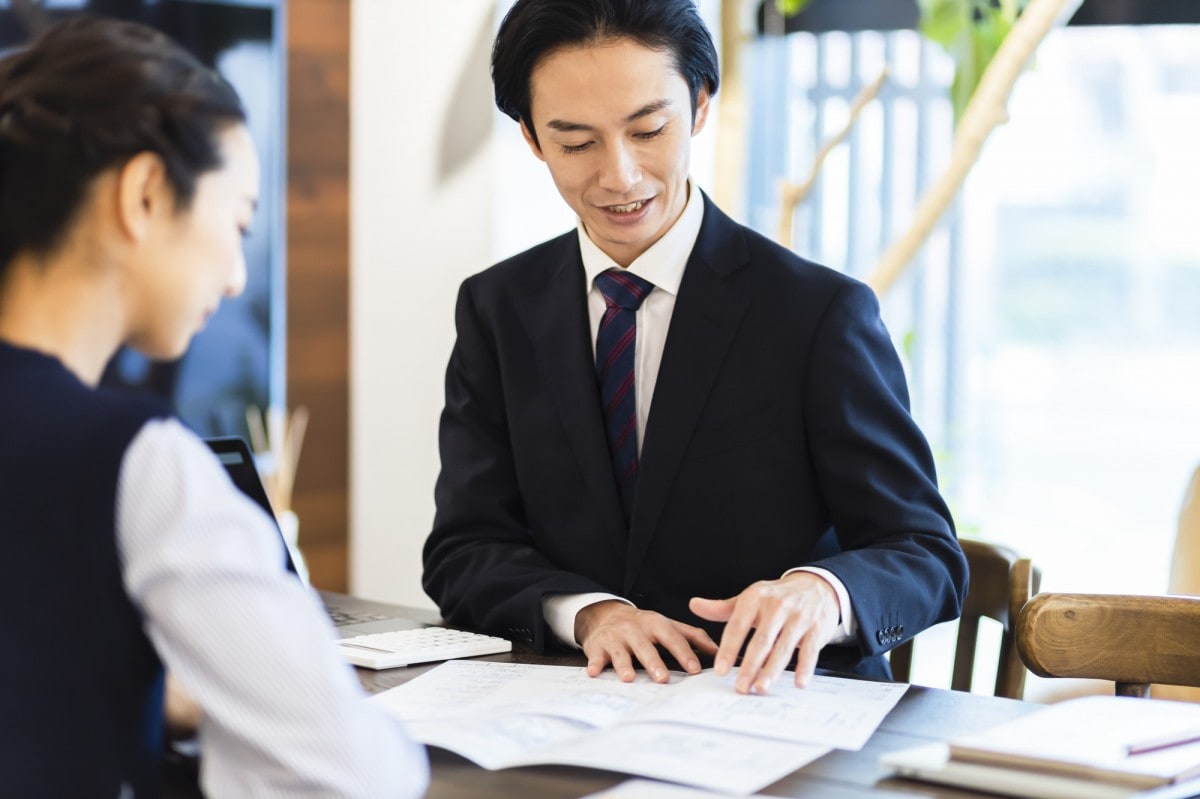 総合的なリフォーム提案する男性社員