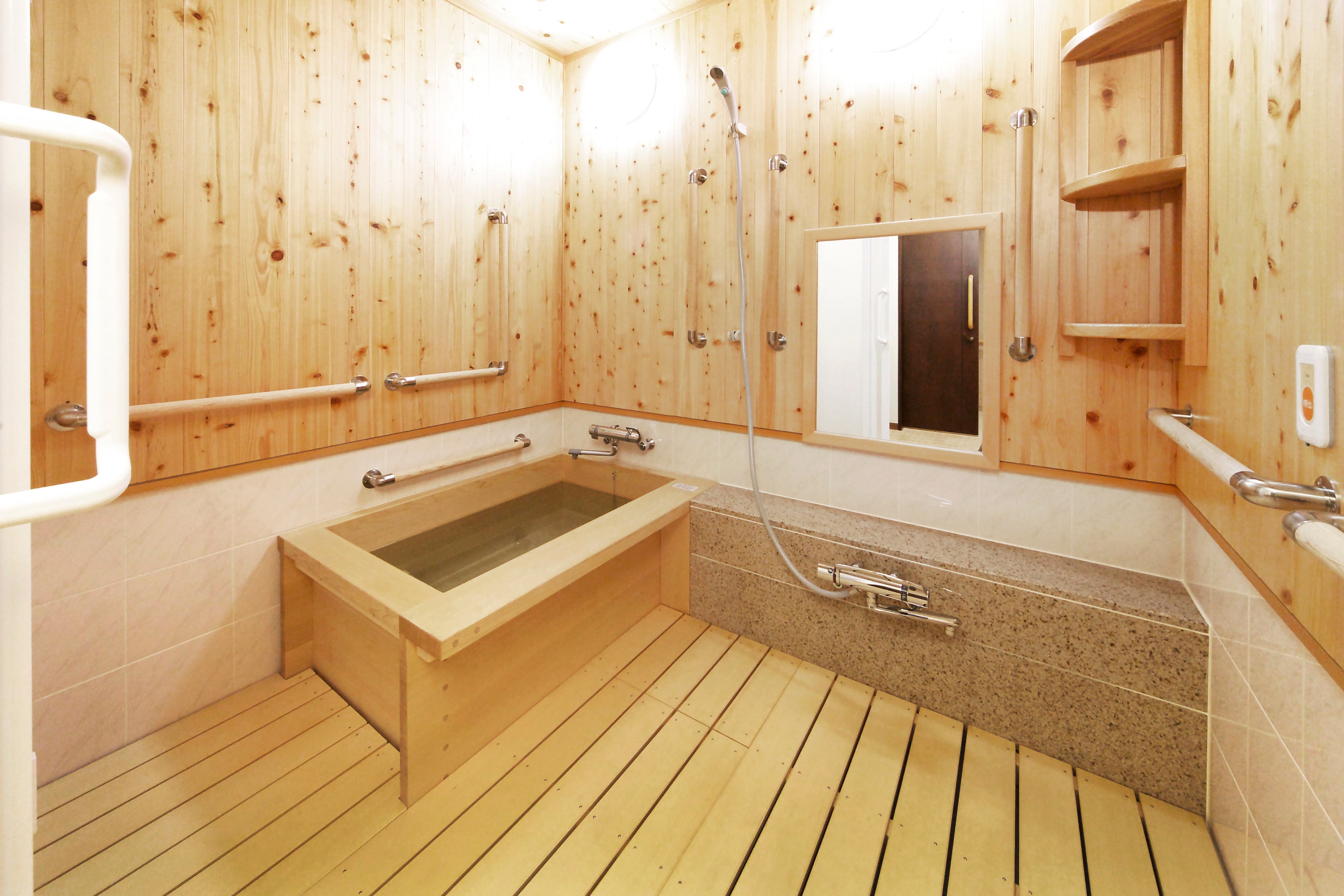 落ち着きの木製風呂・檜風呂にリフォーム