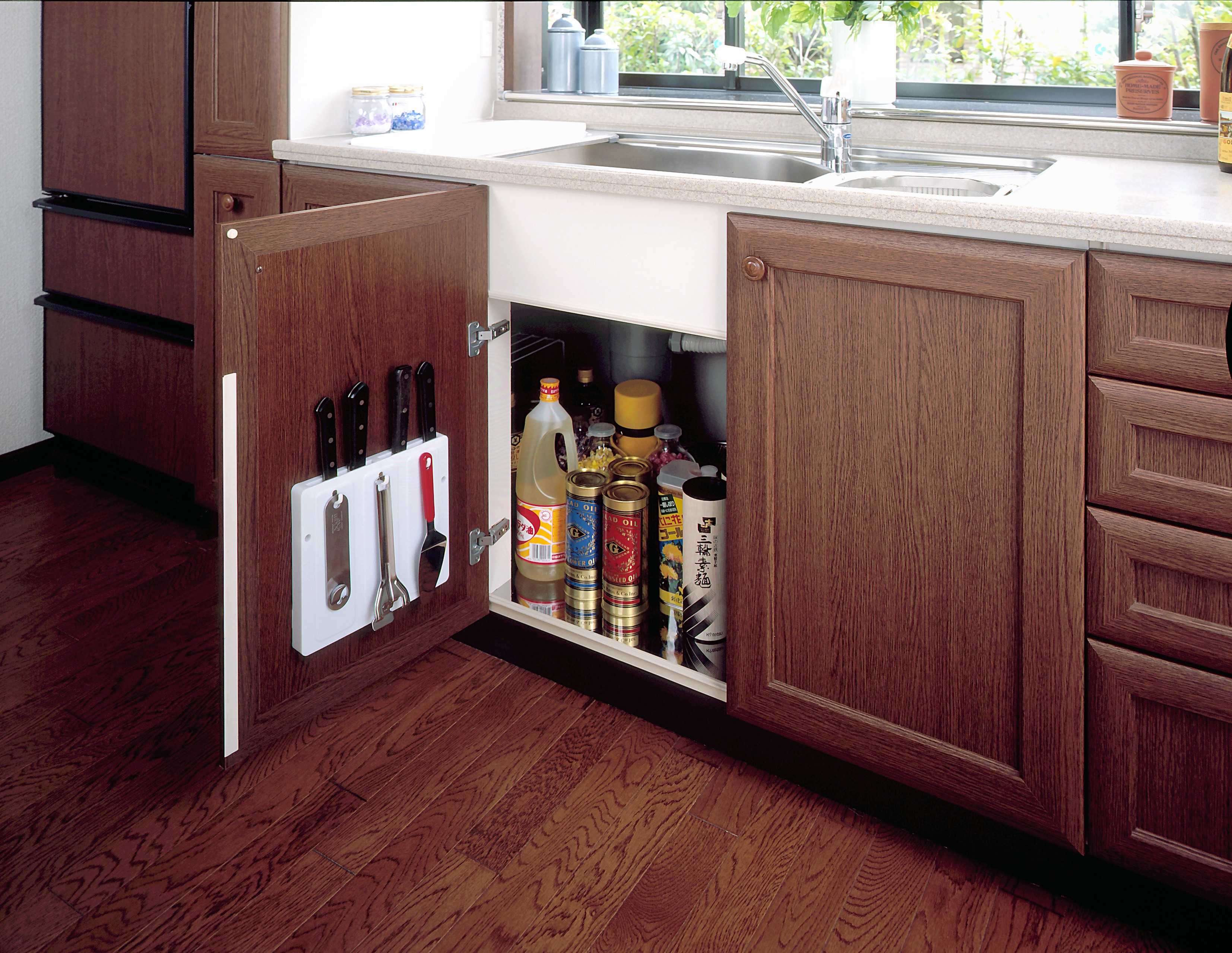 キッチンの収納方法：シンク下の活用術