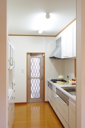 キッチンのドアを新しいものに交換してもっと安心で快適なくらし