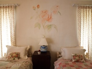 Twin bedroom with roses fresco decoration