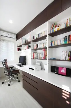 壁に本棚とカウンターを組み合わせた机のレイアウト