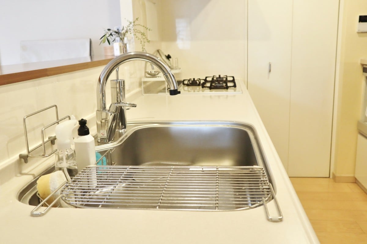キッチン(台所)のシンク下から水漏れ！部位別の原因と対処法、修理費用
