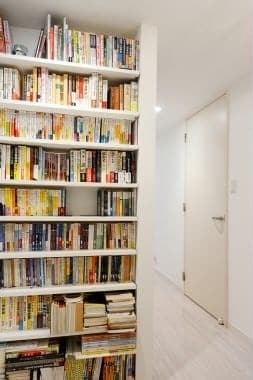 廊下のスペースを目いっぱい活かした大容量の本棚