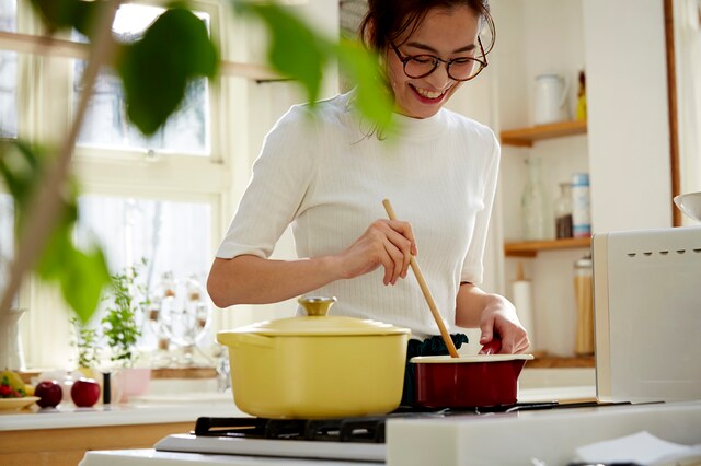 キッチンで調理をする女性