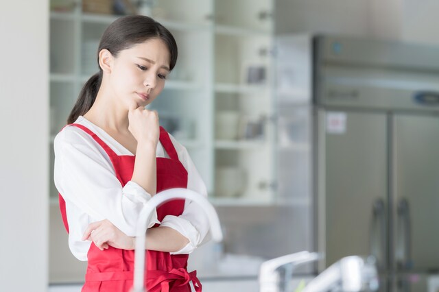 使いにくいキッチンレイアウトに困る女性