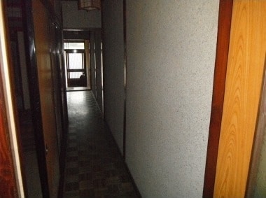玄関から奥の部屋まで続く長い廊下