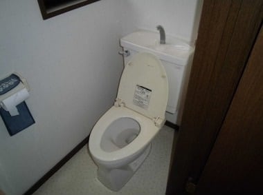 介護を必要としている人には狭くて使いづらい0.75帖のトイレ