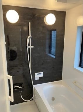 黒と白のコントラストが美しい浴室