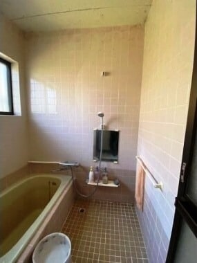床と壁がタイルの浴室
