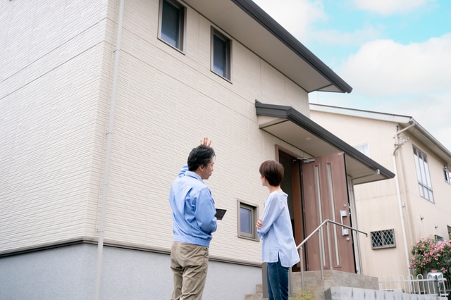 外壁の状態を確認する業者と家主