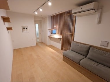 ソファ向かいの壁にはキャットウォークもあるリビング