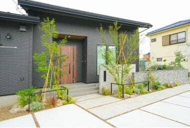 平屋の家と小さな庭