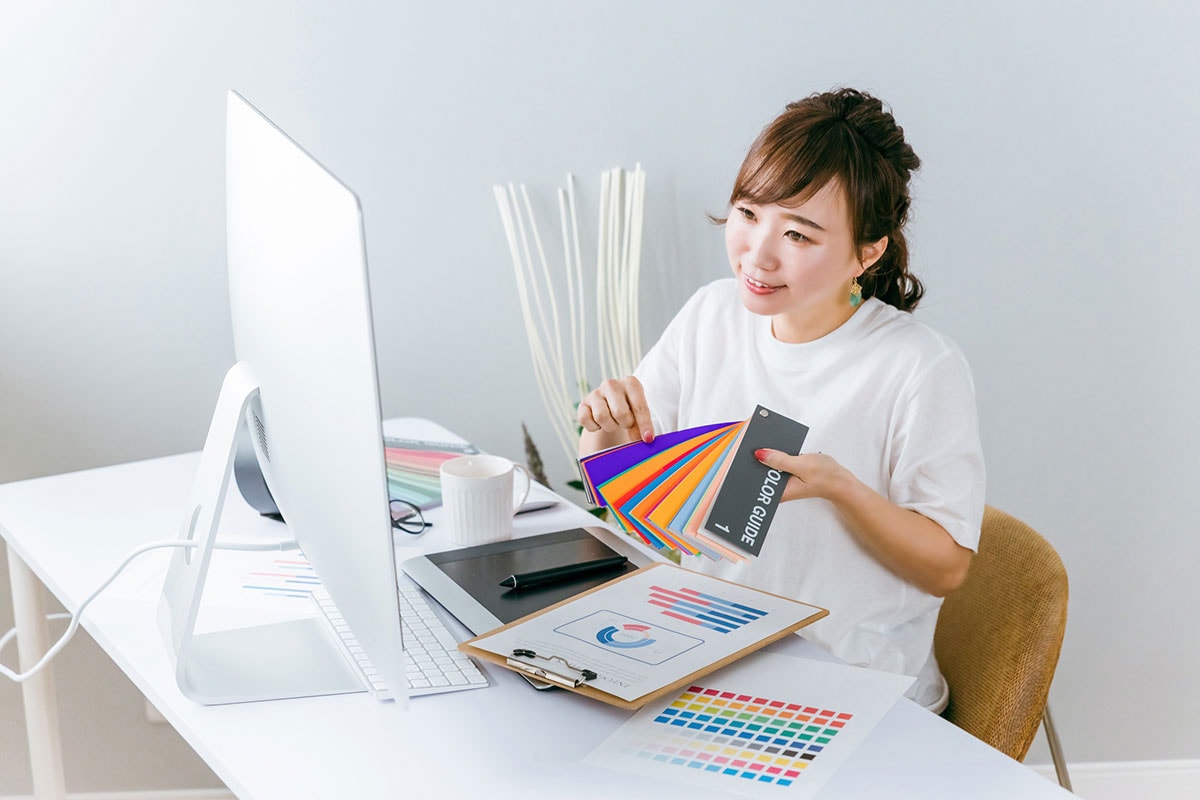 WEB会議するデザイナーの女性