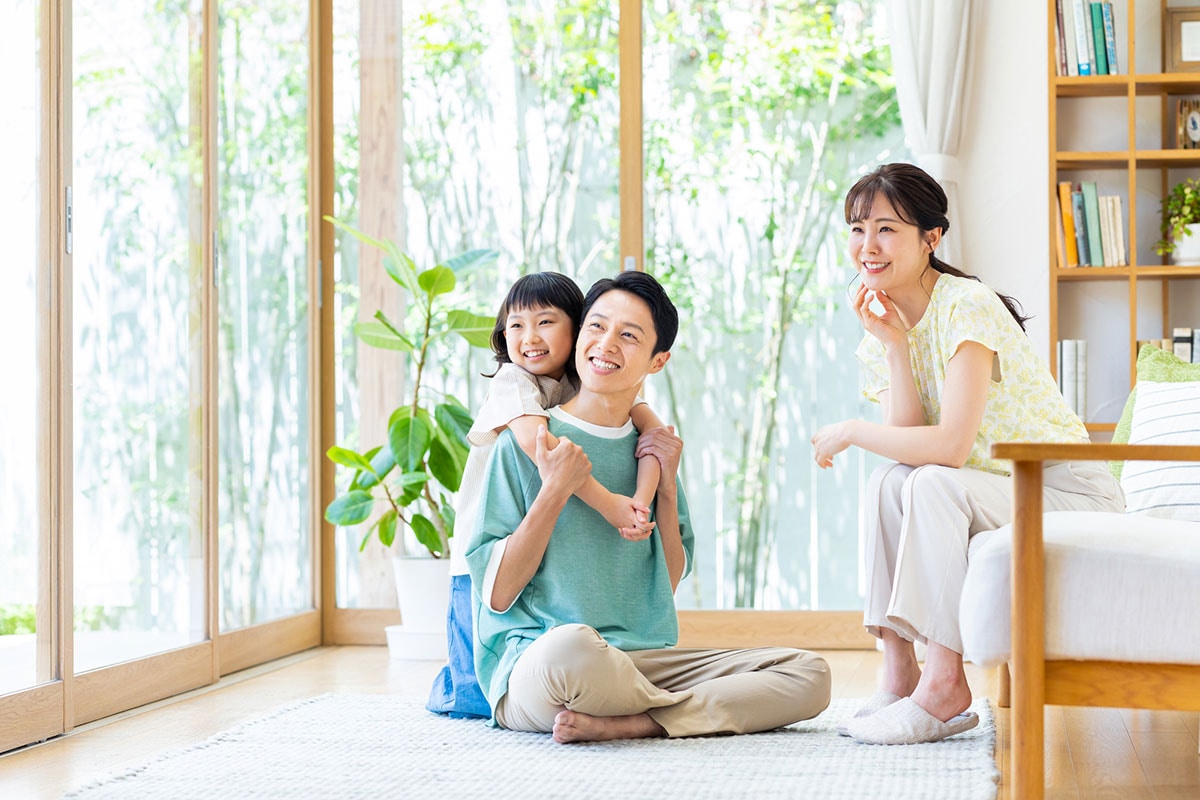 リビングでくつろぐ若い家族