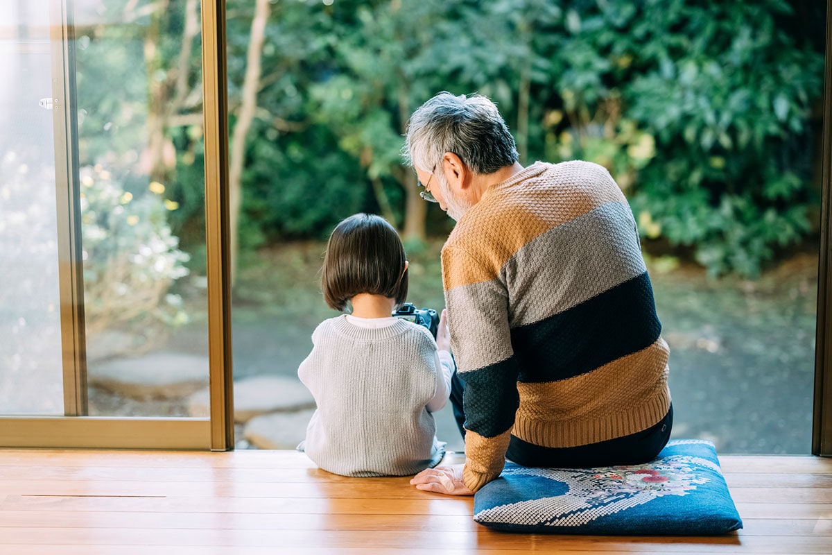 カメラを使うおじいちゃんと孫