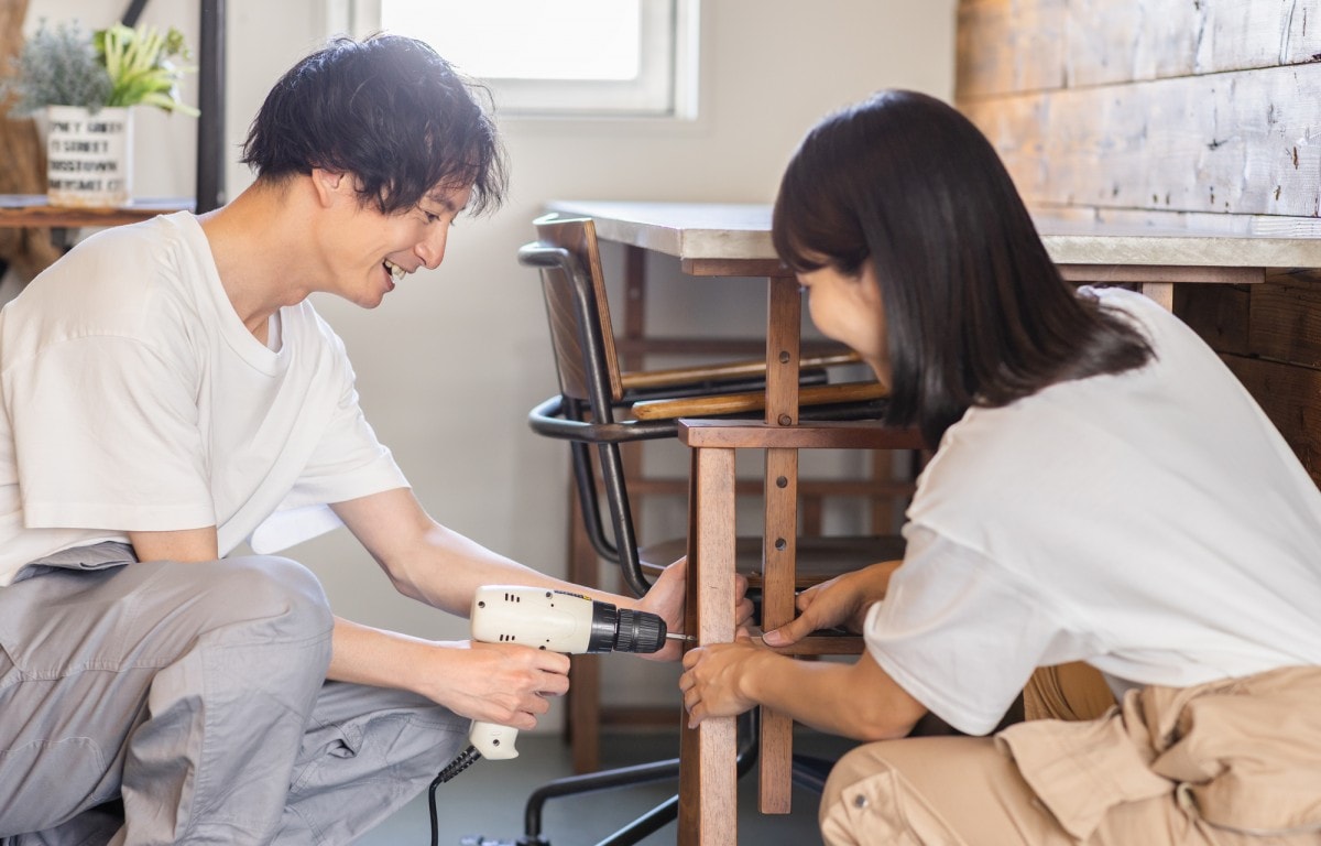 DIYを行う夫妻のイメージ