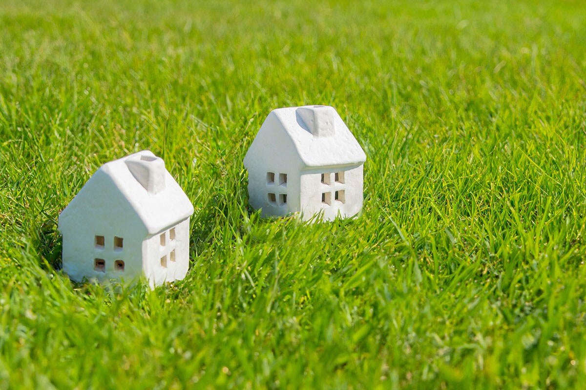 住宅の模型と日当たり、光と影の様子