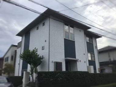 青の縦ラインツートンの家