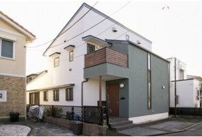 出っ張りを活かしたツートンの家