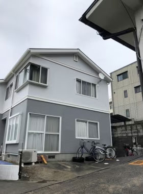 白帯で2色をつないだ3色使いの家