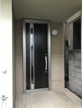 片開きドアを片引き戸に交換した事例古くなったドアを防犯性の高いドアに交換した事例
