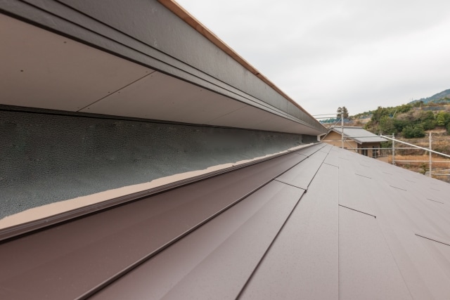 ガルバリウム鋼板屋根のリフォームの相場費用と事例を紹介 リフォーム会社紹介サイト ホームプロ