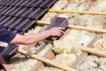 屋根リフォームの費用相場と塗装や葺き替えの適切な工事時期を解説