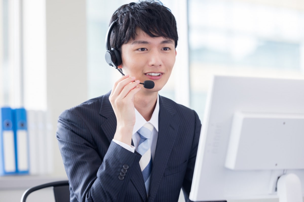 電話相談をする相談員のイメージ
