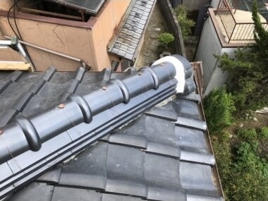 銀黒色の陶器瓦