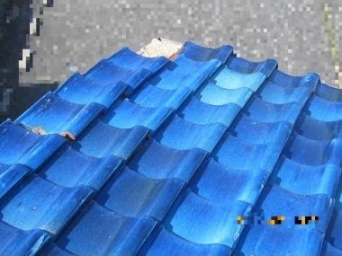 瓦が1枚抜け落ちた状態の屋根の写真