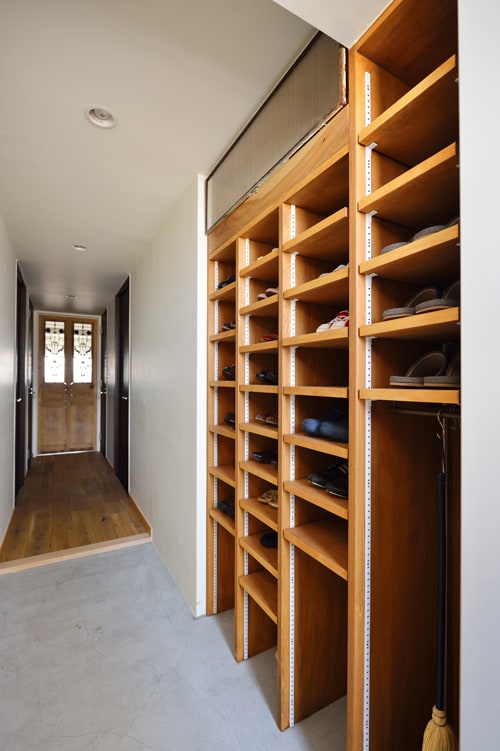 キッチンや玄関収納は棚を付けたシンプルなスタイルのもの