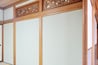  寝室の横にある和室には、思い出のある欄間を装飾として残しました。