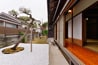  軒、広縁、趣のある日本家屋。自分たちで松の木を中心とした和風庭園をつくり、さらに情緒豊かになりました。