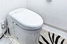  タンク式だったトイレはタンクレスタイプに変更。コンパクトなスペースを有効活用しています。シンプルで洗練されたペーパーホルダーは、Kさん夫妻が自ら探して選んだもの。